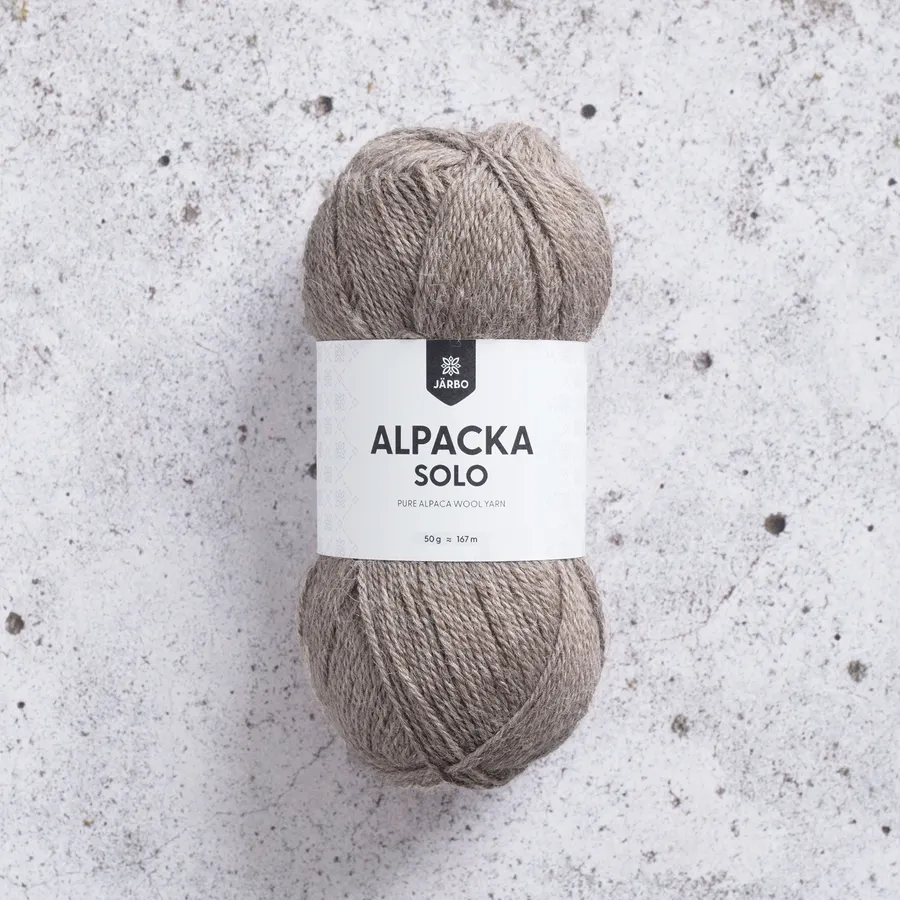 Kuvassa on Järbo Alpacka Solo -lanka värissä 291342 Dark Beige.