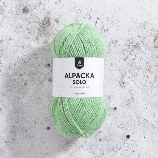 Kuvassa on Järbo Garn Alpacka Solo -lanka (yarn) värissä Frosty Green.