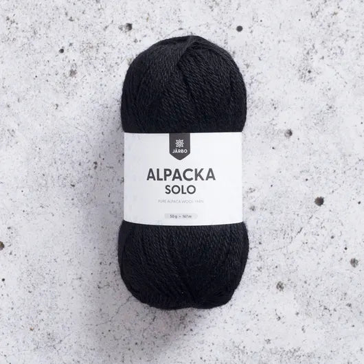Kuvassa on Järbo Garn Alpacka Solo -lanka (yarn) värissä Licorice black.