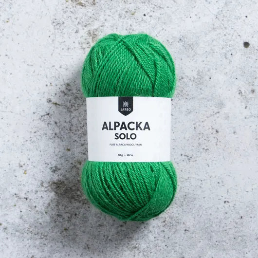 Kuvassa on Järbo Garn Alpacka Solo -lanka (yarn) värissä Spring green.