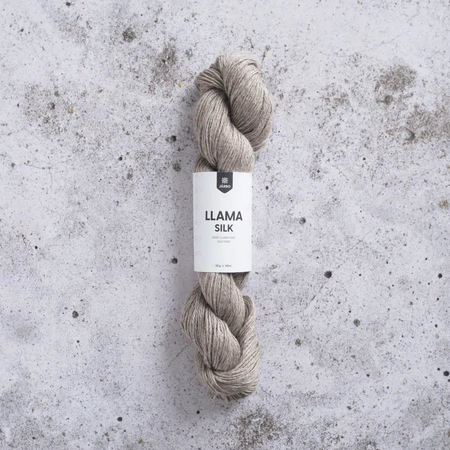 Kuvassa on Järbo Garn Llama Silk -lanka (yarn) värissä Dark Linen Beige.