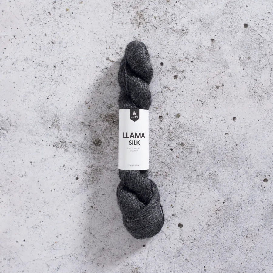 Kuvassa on Järbo Garn Llama Silk -lanka (yarn) värissä Graphite Grey.