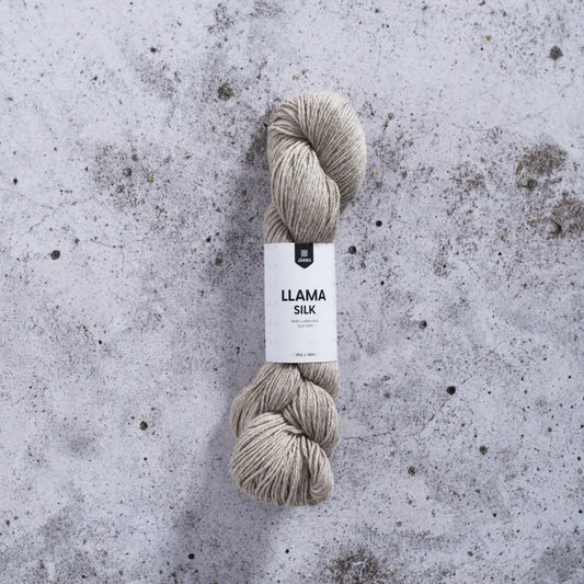Kuvassa on Järbo Garn Llama Silk -lanka (yarn) värissä Linen Beige.