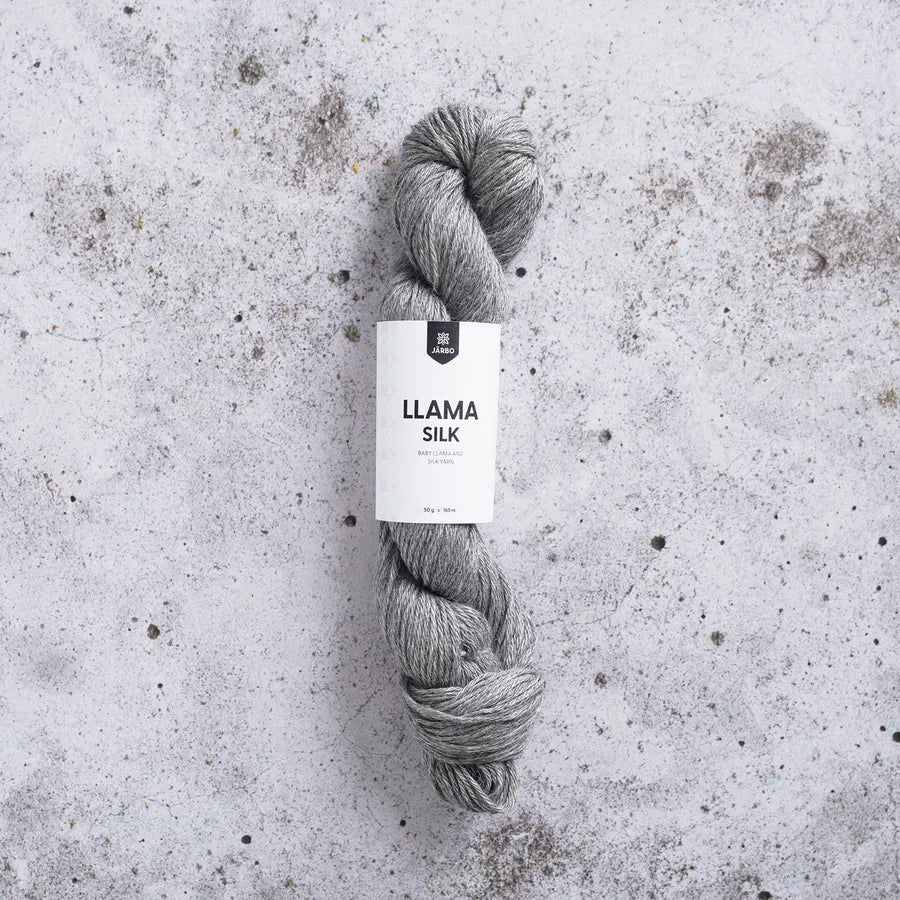 Kuvassa on Järbo Garn Llama Silk -lanka (yarn) värissä Pencil Grey.