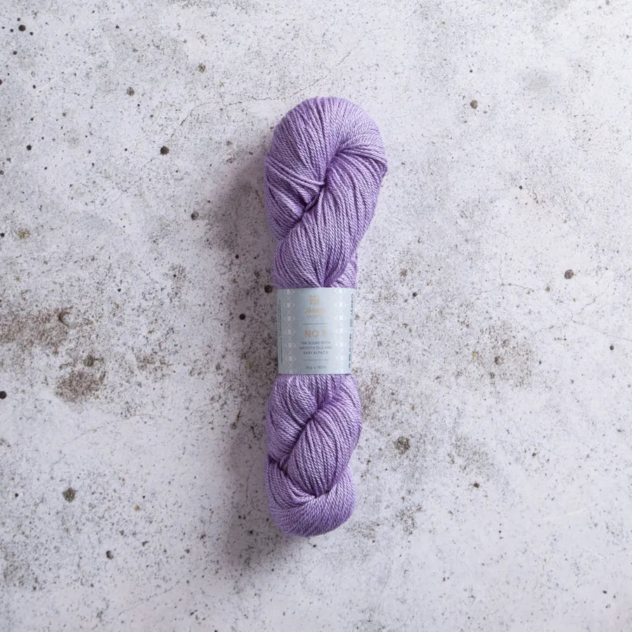  Kuvassa on Järbo Garn Select no 3 alpakka-silkki-jakkisekoitelanka värissä Lovely Lilac.