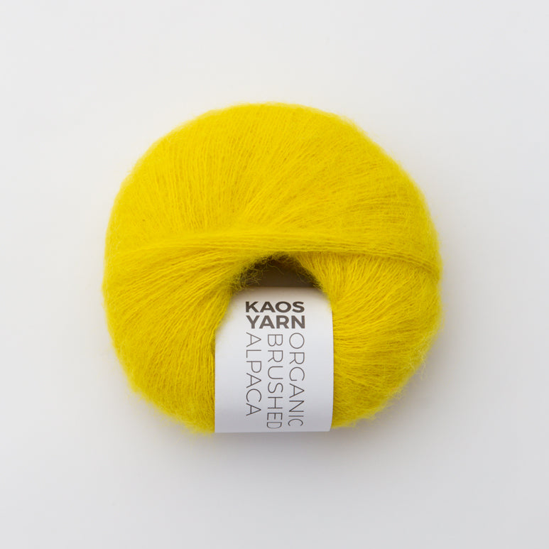 Kuvassa on KAOS YARN Organic Brushed Alpaca -lanka värissä Confident.