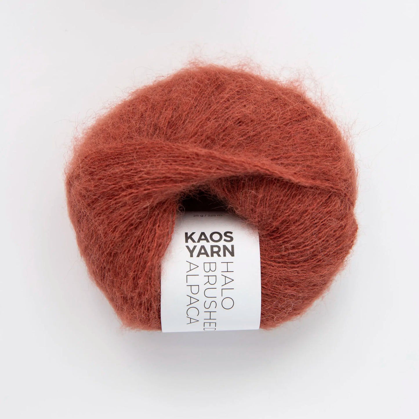 Kuvassa on KAOS YARN HALO Brushed Alpaca -lanka värissä Gracious.
