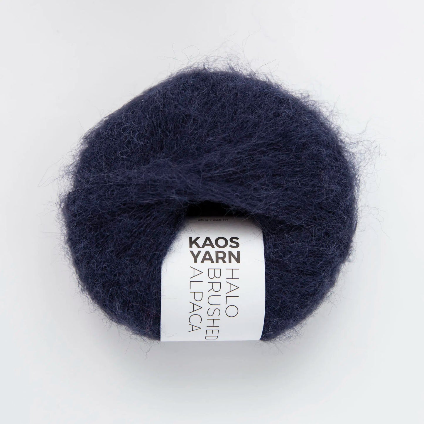 Kuvassa on KAOS YARN HALO Brushed Alpaca -lanka värissä Enigmatic.