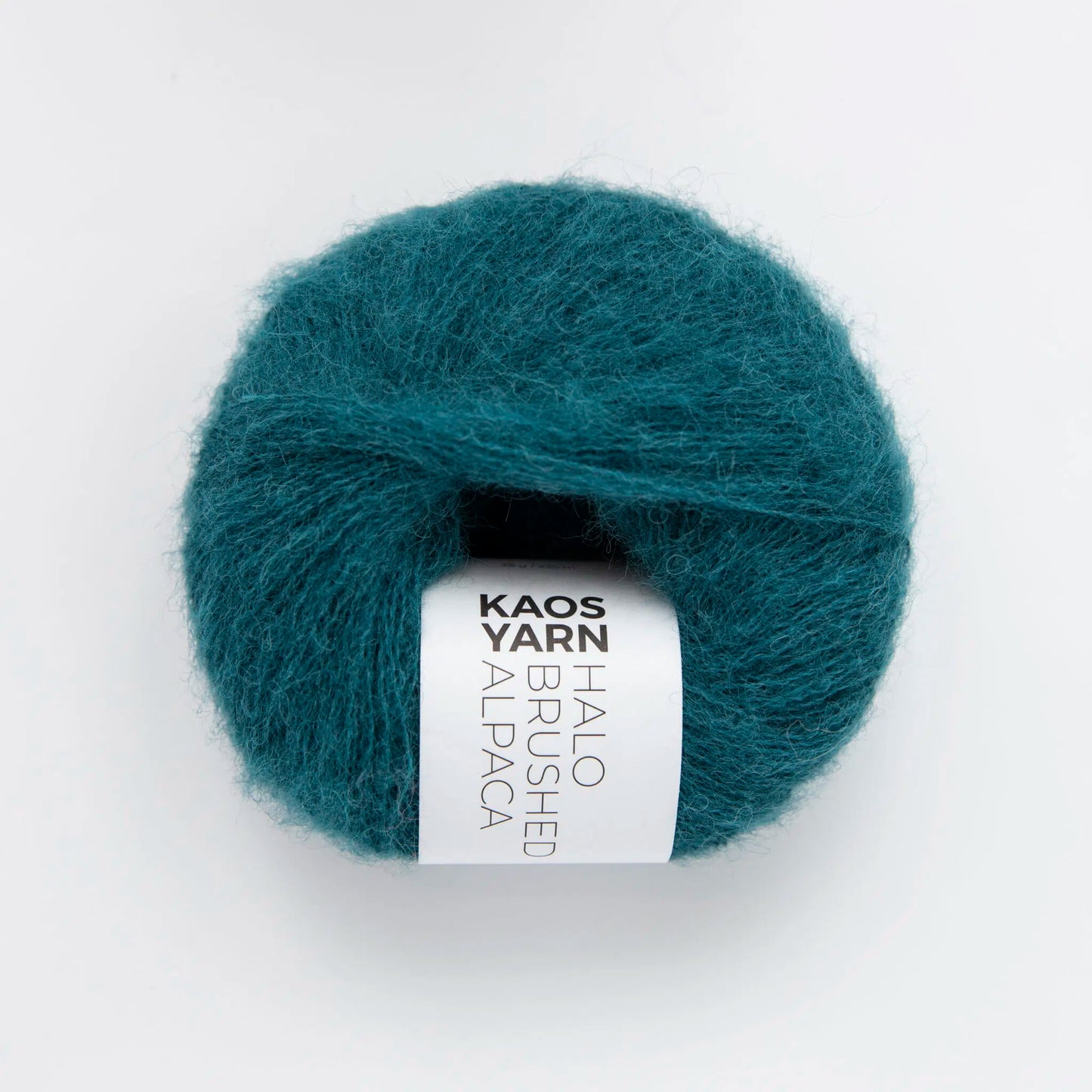 Kuvassa on KAOS YARN HALO Brushed Alpaca -lanka värissä Authentic.