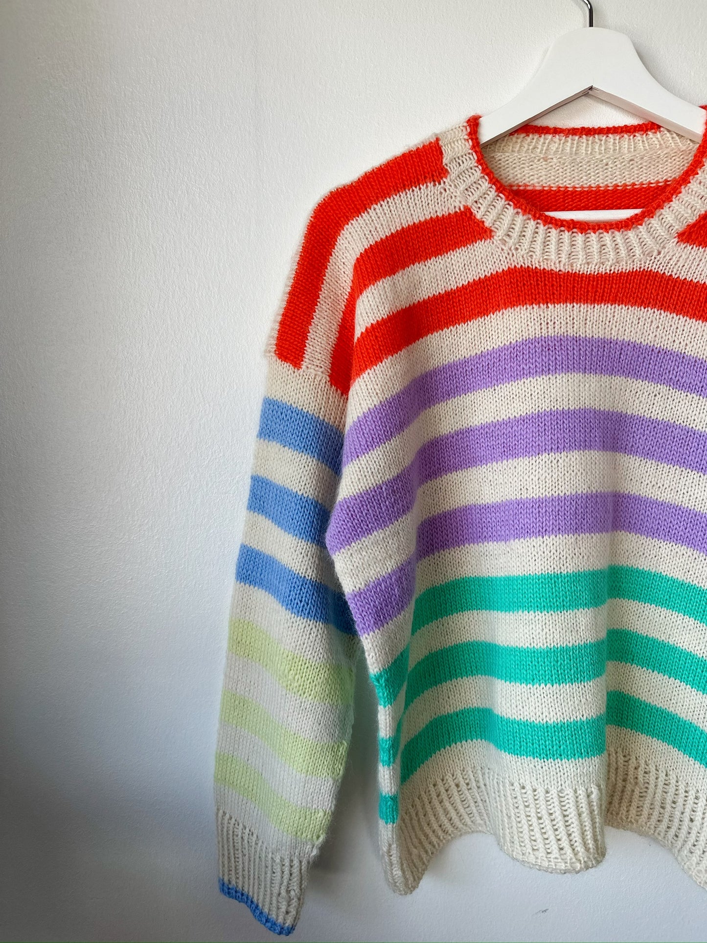 Kuvassa on KAOS Yarn Skinny Andean Wool -langasta neulottu Stripe Hype Sweater.