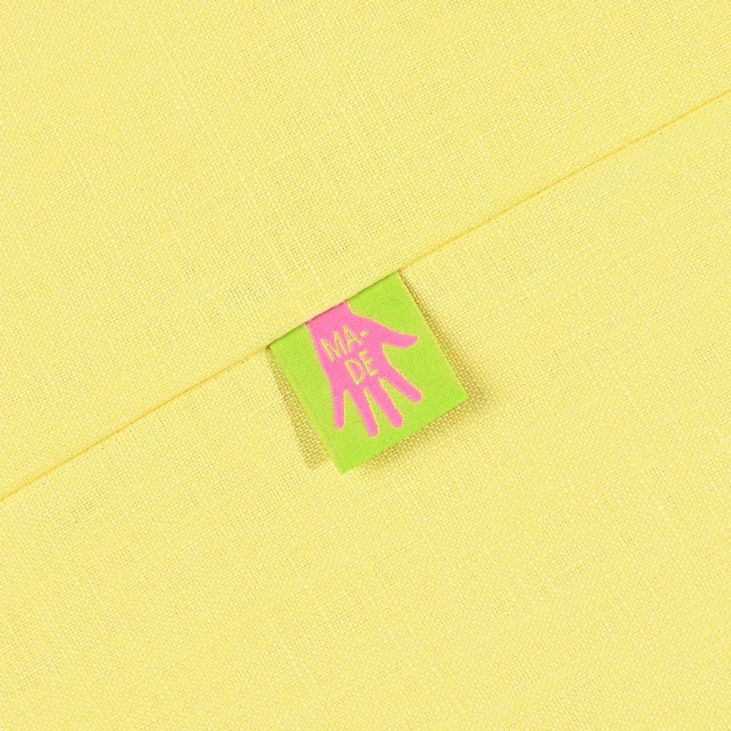 Kuvassa on Kylie & The Machine -kangasmerkit (labels), joissa on kädenjälki tekstillä Made.