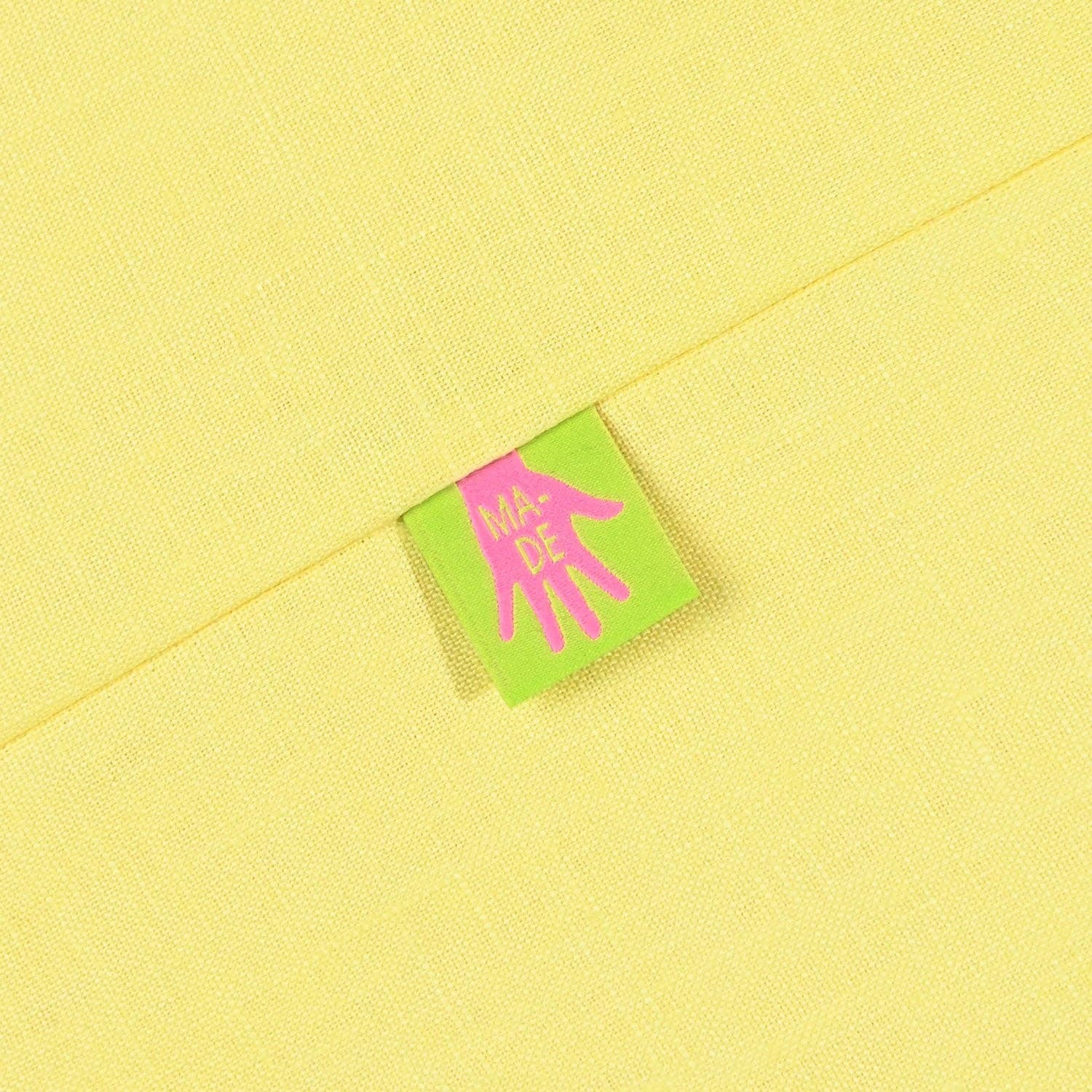 Kuvassa on Kylie & The Machine -kangasmerkit (labels), joissa on kädenjälki tekstillä Made.