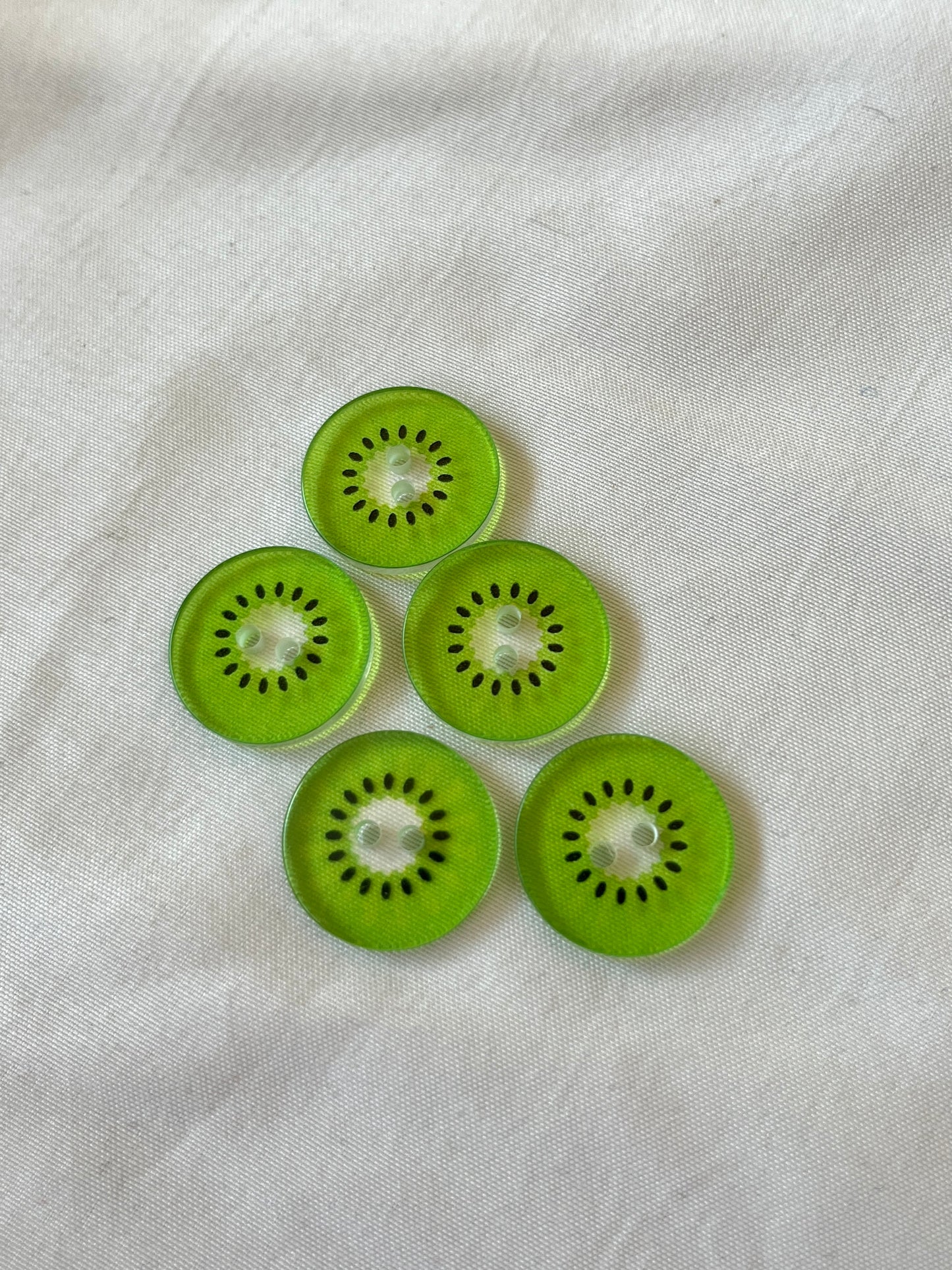 Kuvassa on kiivikuvioisia nappeja (buttons) vaatteisiin.