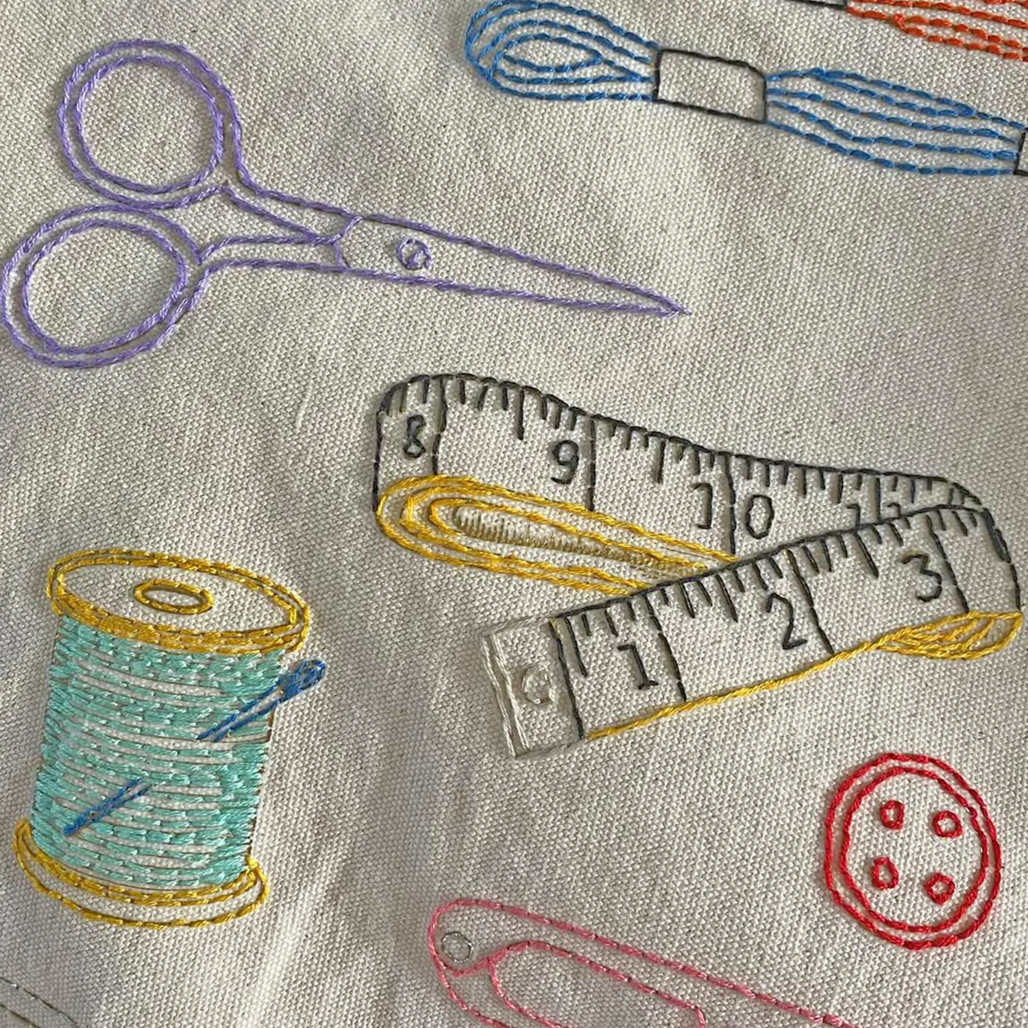 Kuvassa on neulojalle kirjontapakkaus projektipussiin (embroidery kit for project bag).