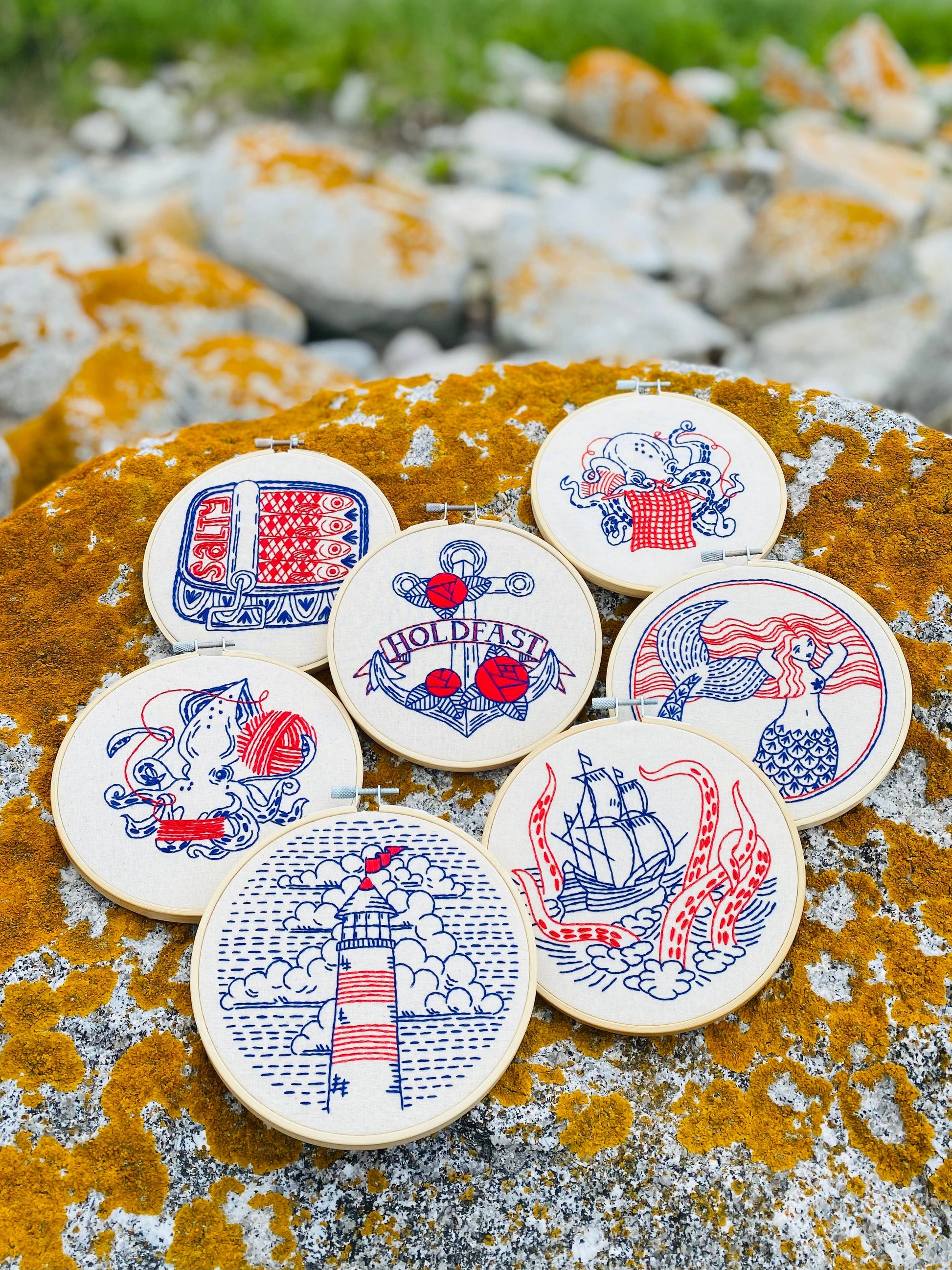Kuvassa on kirjontasettejä (embroidery kits).