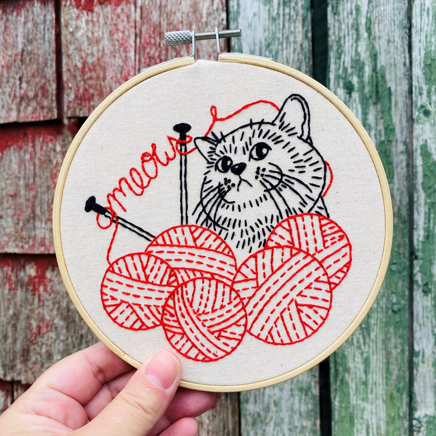 Kuvassa on kissa-aiheinen kirjontasetti (embroidery kit).