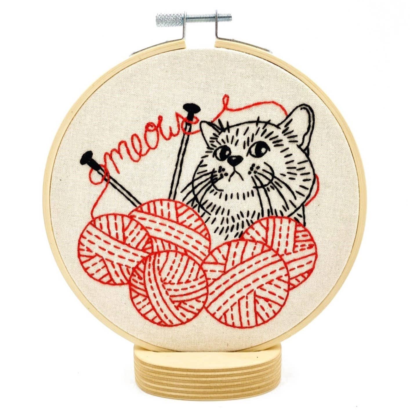 Kuvassa on kissa-aiheinen kirjontasetti (embroidery kit).