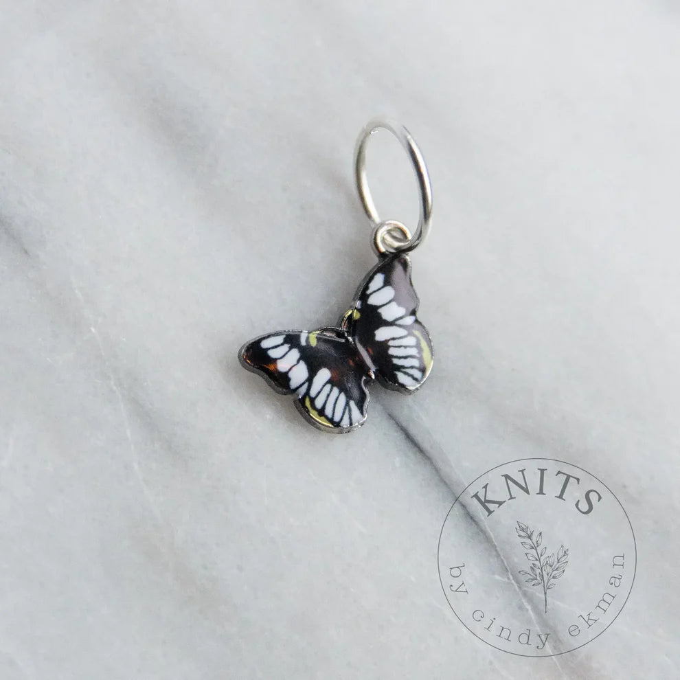 Kuvassa on Knits by Cindy Ekman silmukkamerkki (stitch marker) butterfly grey.