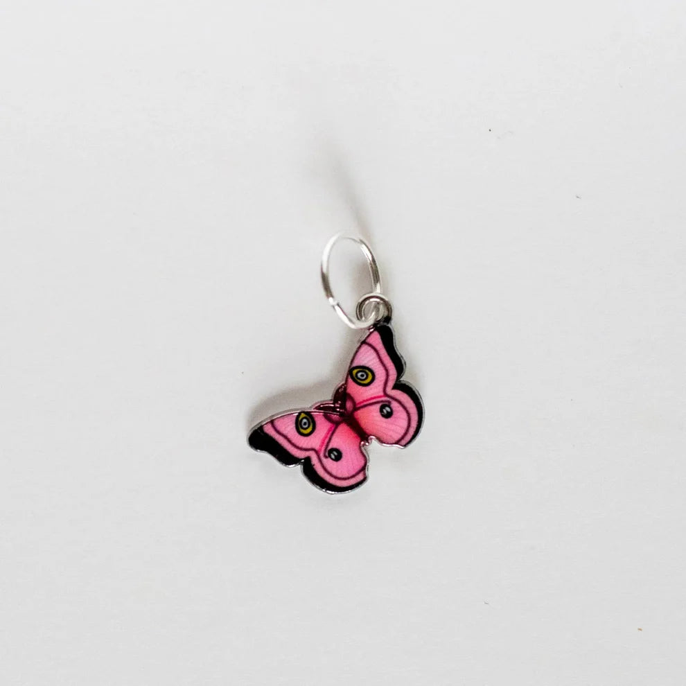 Kuvassa on Knits by Cindy Ekman silmukkamerkki (stitch marker) pink butterfly.