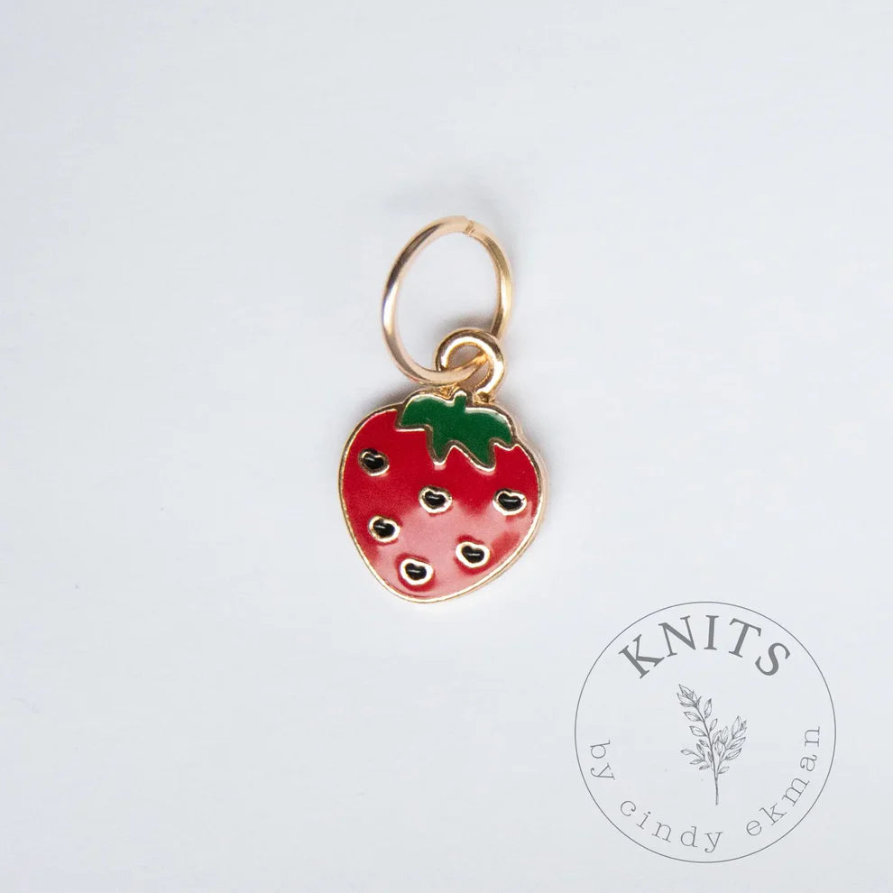 Kuvassa on Knits by Cindy Ekman silmukkamerkki (stitch marker) strawberry.