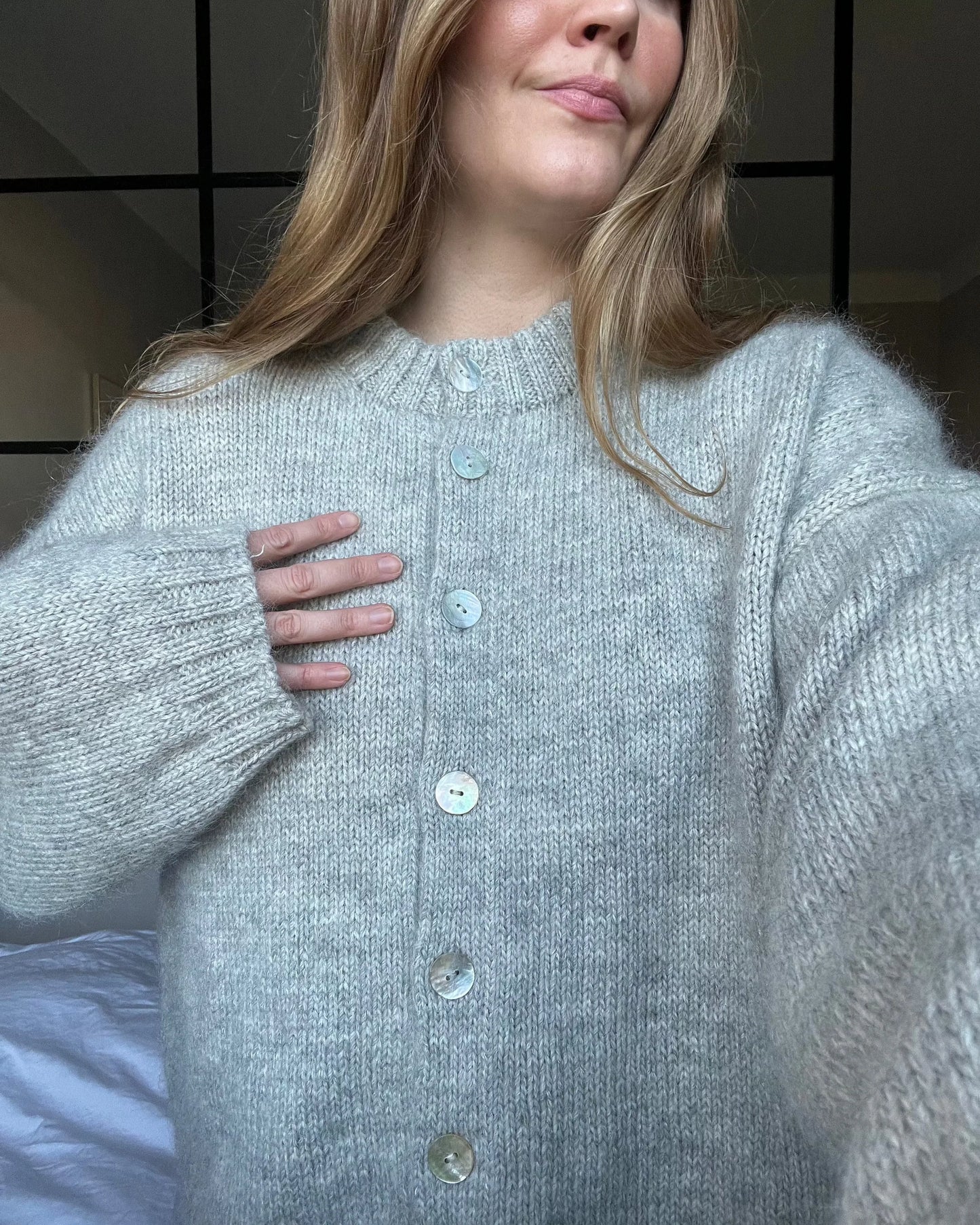 Kuvassa on Knitters & Friends Hanni Cardigan -neuleohje (pattern).
