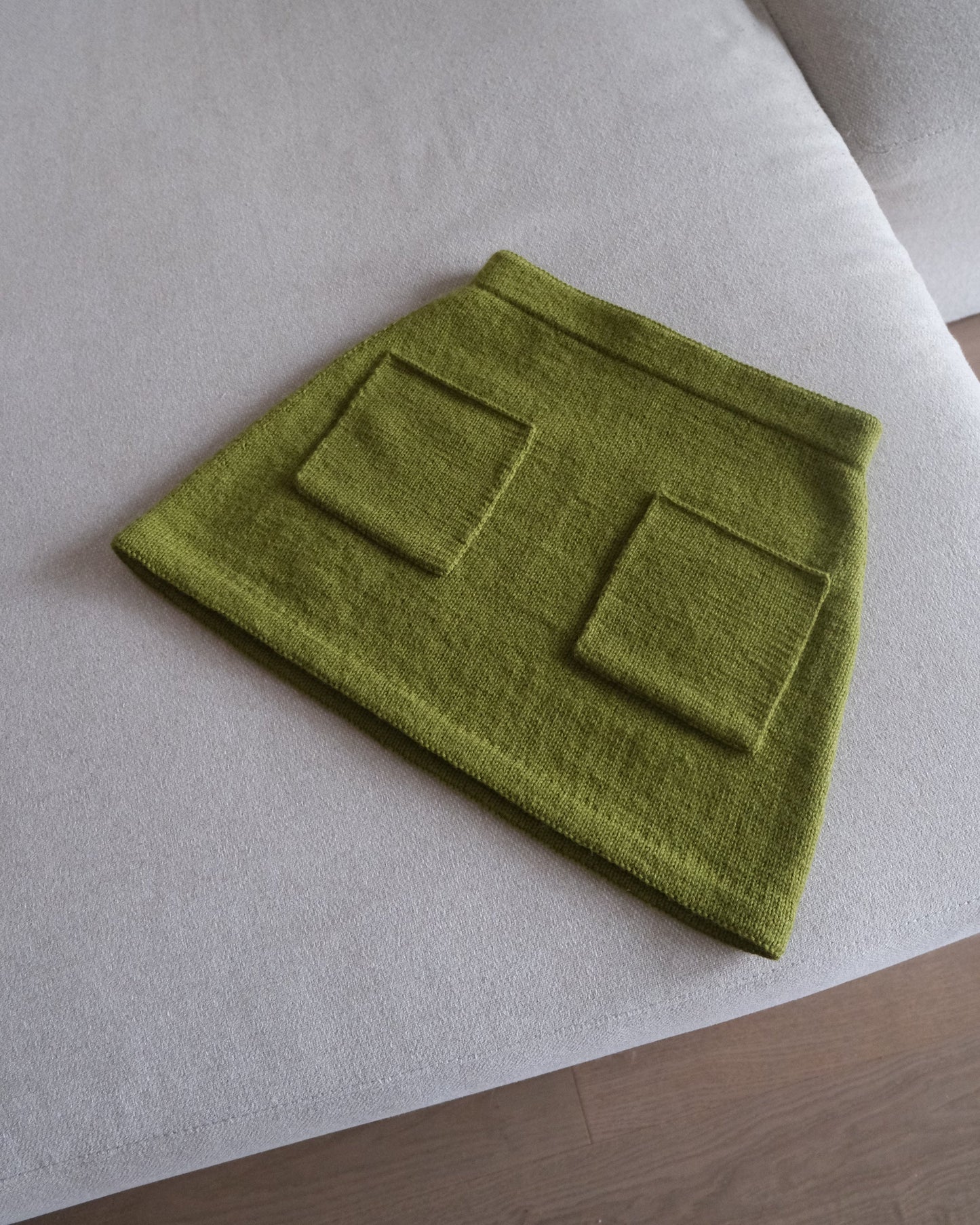Kuvassa on Knitters & Friends Louna Miniskirt -neuleohje (pattern).