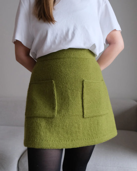 Kuvassa on Knitters & Friends Louna Miniskirt -neuleohje (pattern).