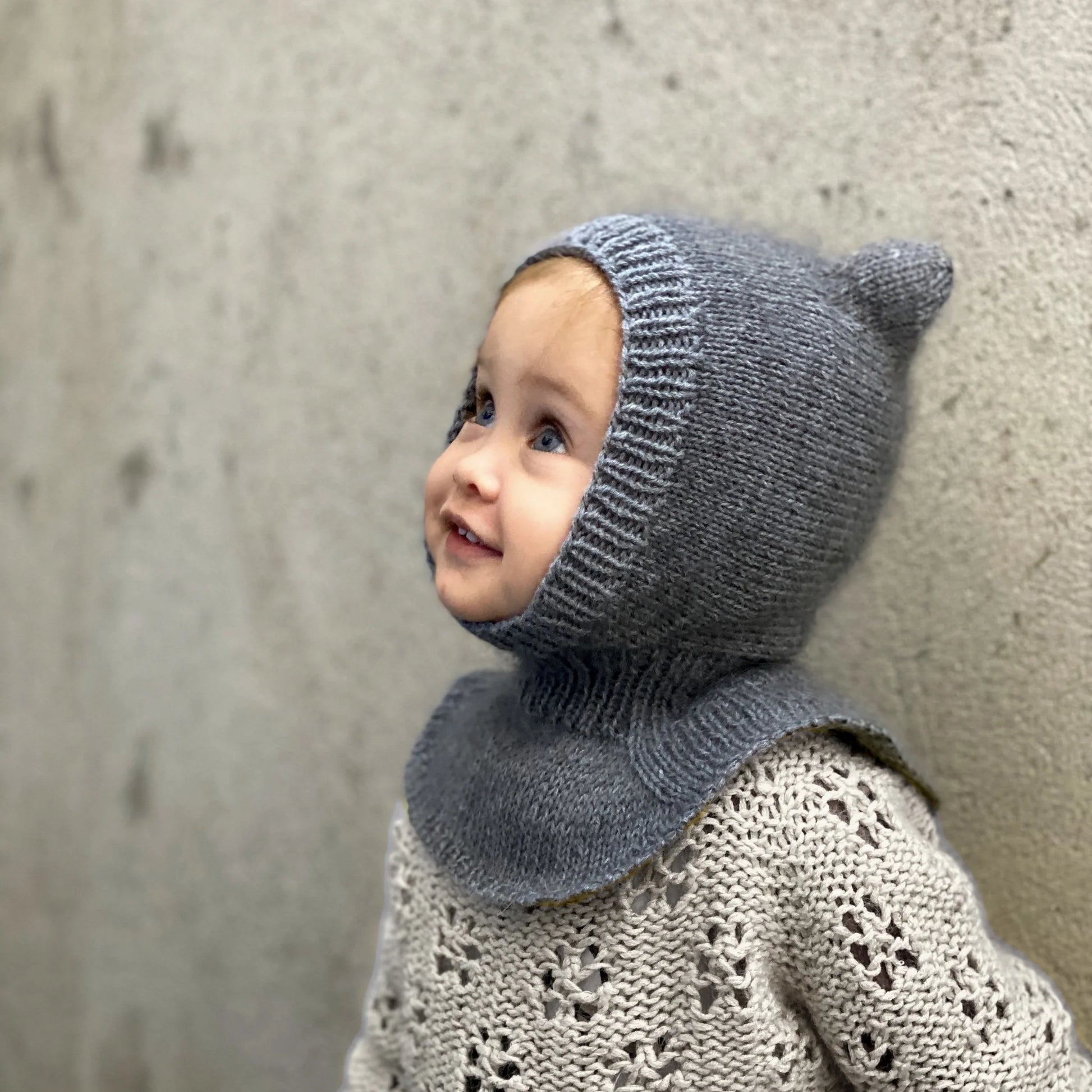 Kuvassa on Knitting for Olive (KFO) Baby Bear Balaclava -neuleohje (pattern).