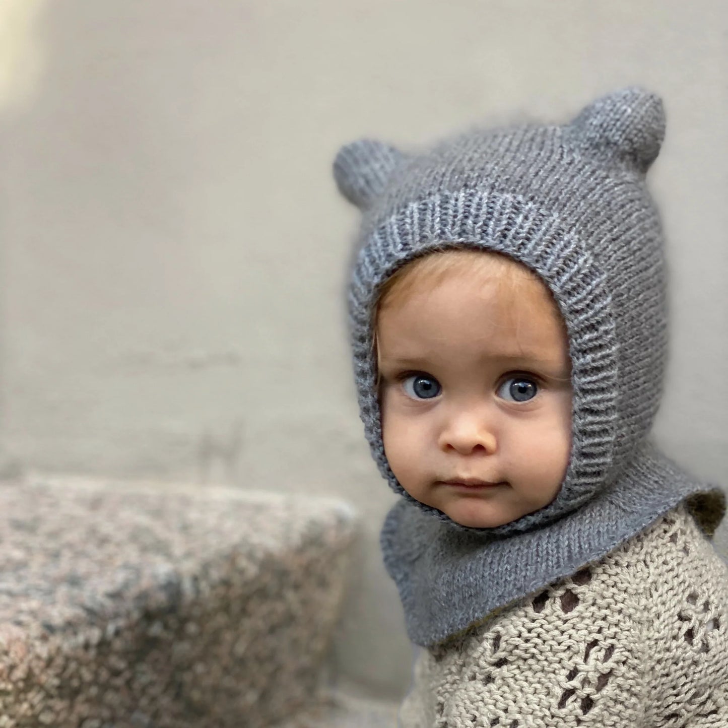 Kuvassa on Knitting for Olive (KFO) Baby Bear Balaclava -neuleohje (pattern).