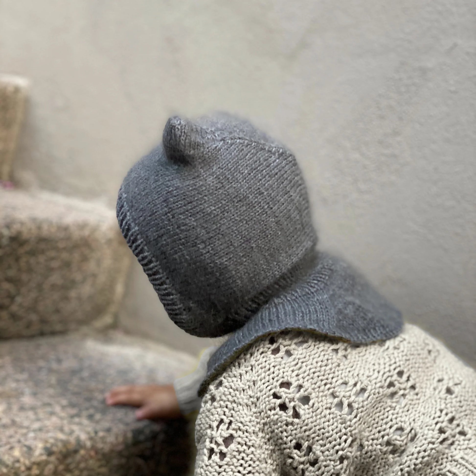 Kuvassa on Knitting for Olive (KFO) Baby Bear Balaclava -neuleohje (pattern).