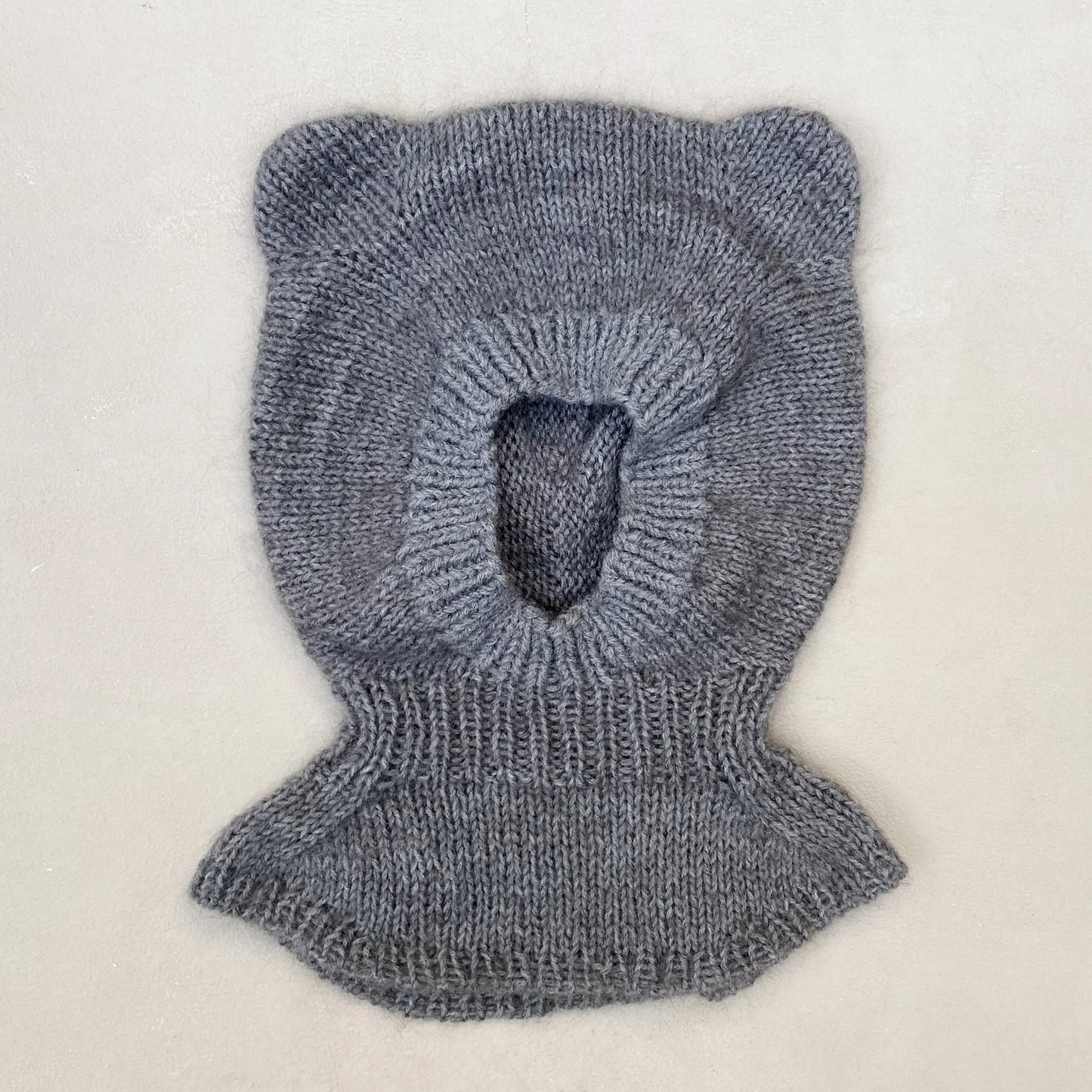 Kuvassa on Knitting for Olive (KFO) Baby Bear Balaclava -neuleohje (pattern).