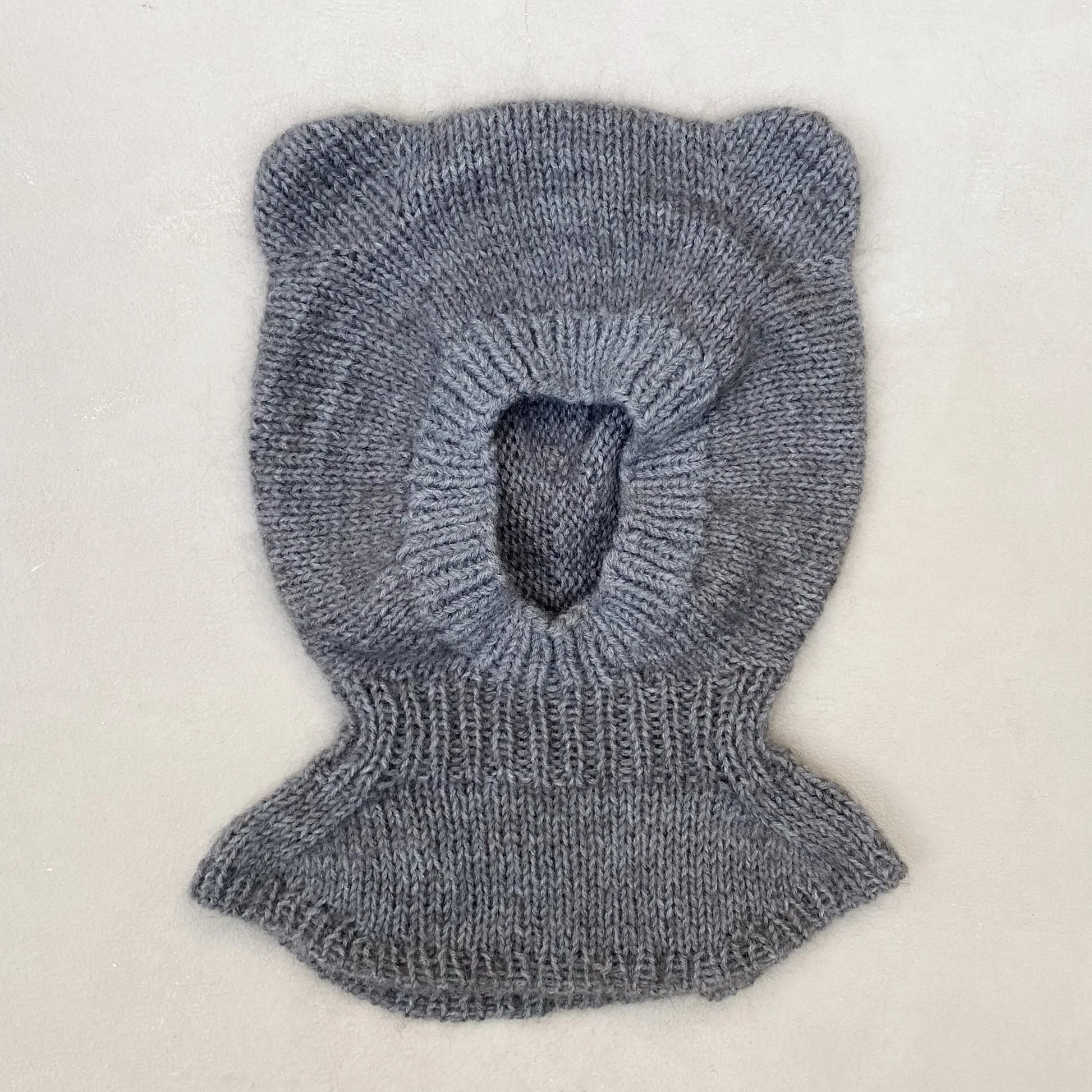 Kuvassa on Knitting for Olive (KFO) Baby Bear Balaclava -neuleohje (pattern).