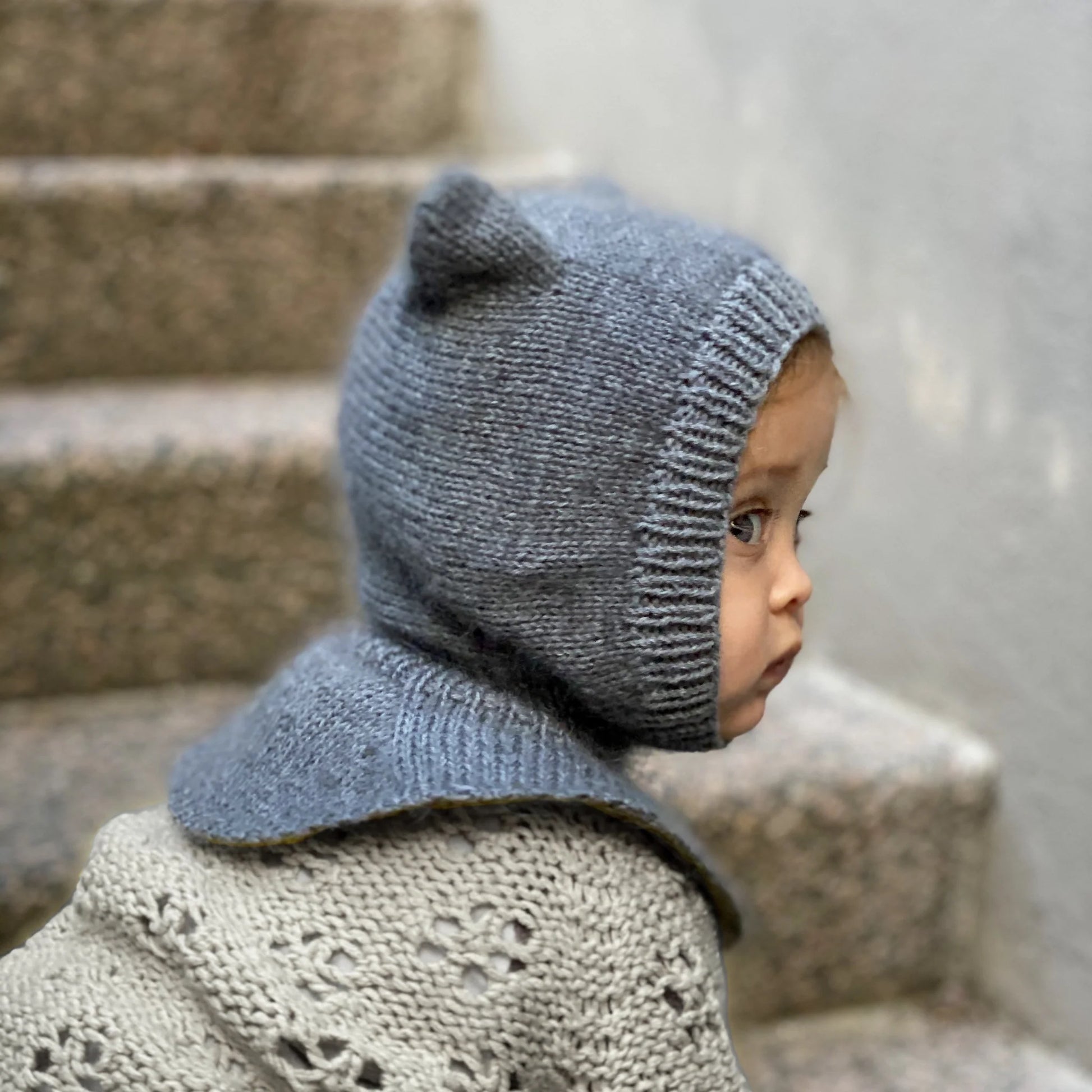 Kuvassa on Knitting for Olive (KFO) Baby Bear Balaclava -neuleohje (pattern).