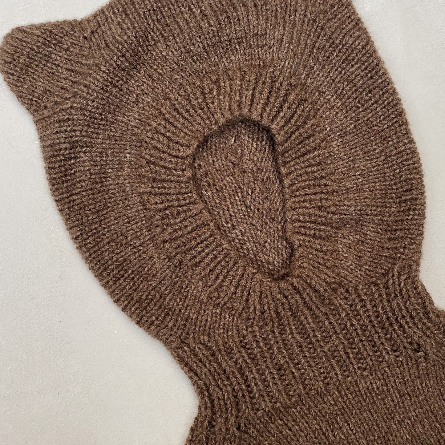 Kuvassa on Knitting for Olive (KFO) Baby Bear Balaclava -neuleohje (pattern).