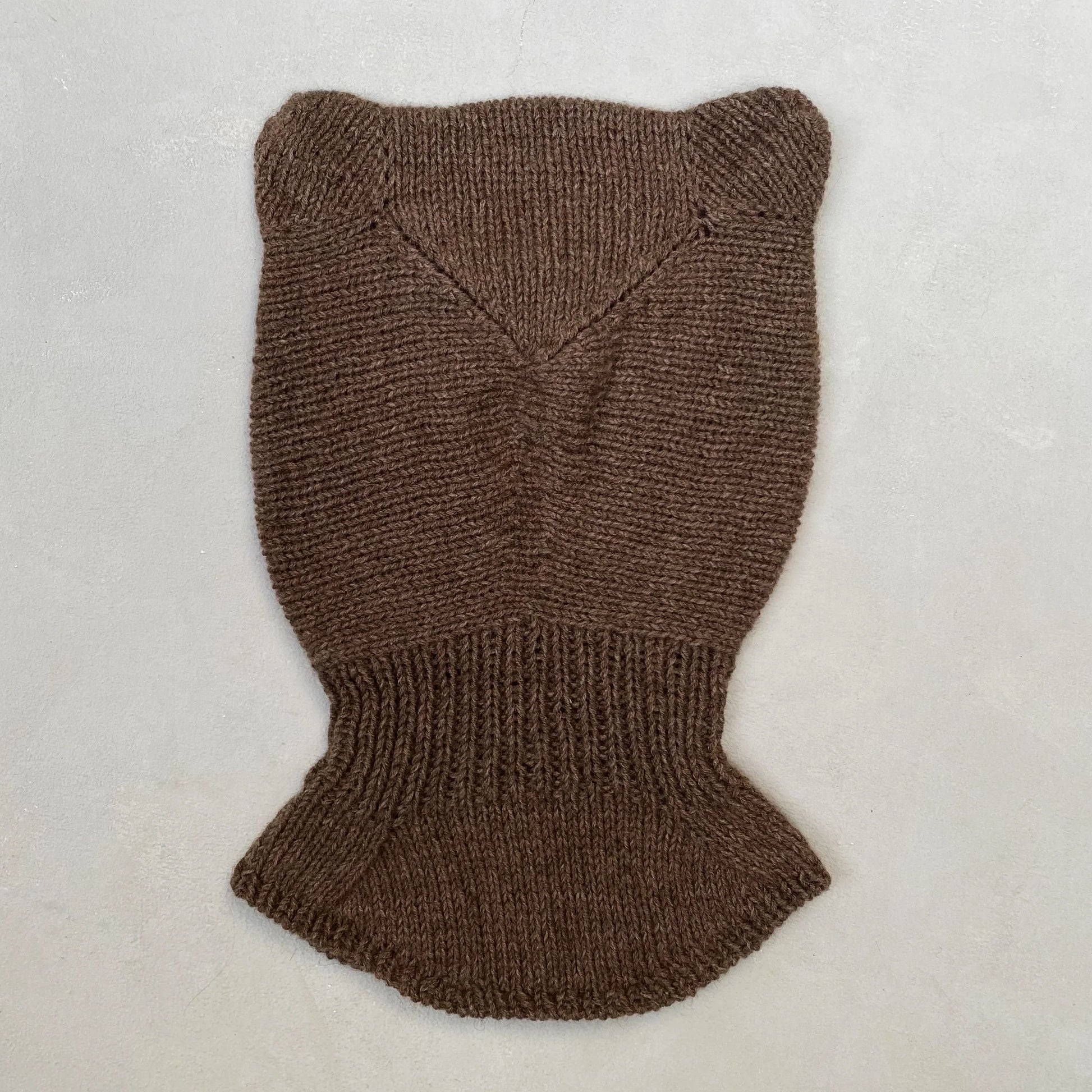 Kuvassa on Knitting for Olive (KFO) Baby Bear Balaclava -neuleohje (pattern).