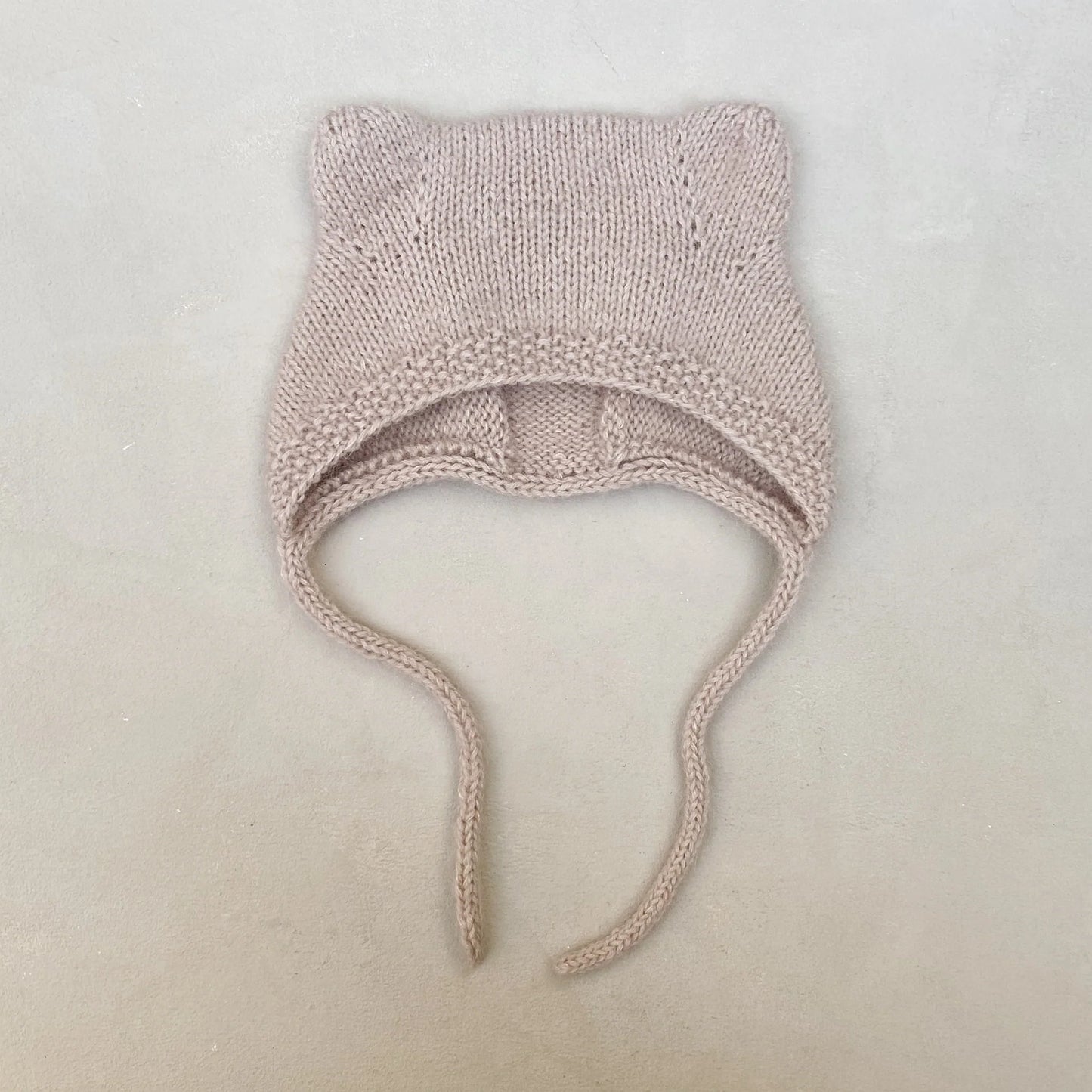 Kuvassa on Knitting for Olive (KFO) Baby Bear Bonnet -neuleohje (pattern).