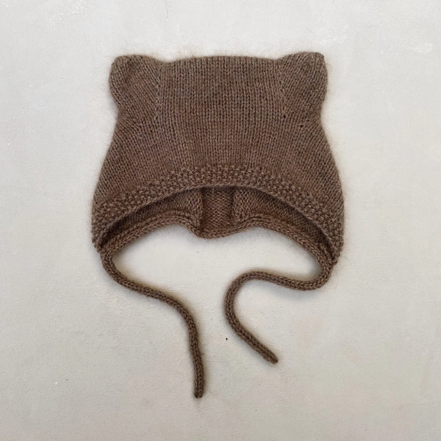 Kuvassa on Knitting for Olive (KFO) Baby Bear Bonnet -neuleohje (pattern).