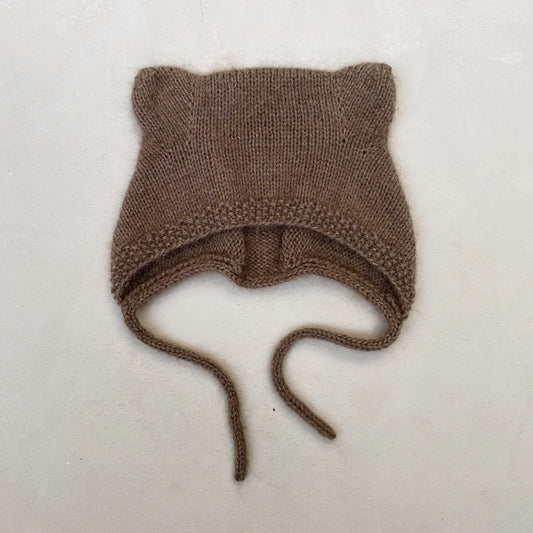 Kuvassa on Knitting for Olive (KFO) Baby Bear Bonnet -neuleohje (pattern).