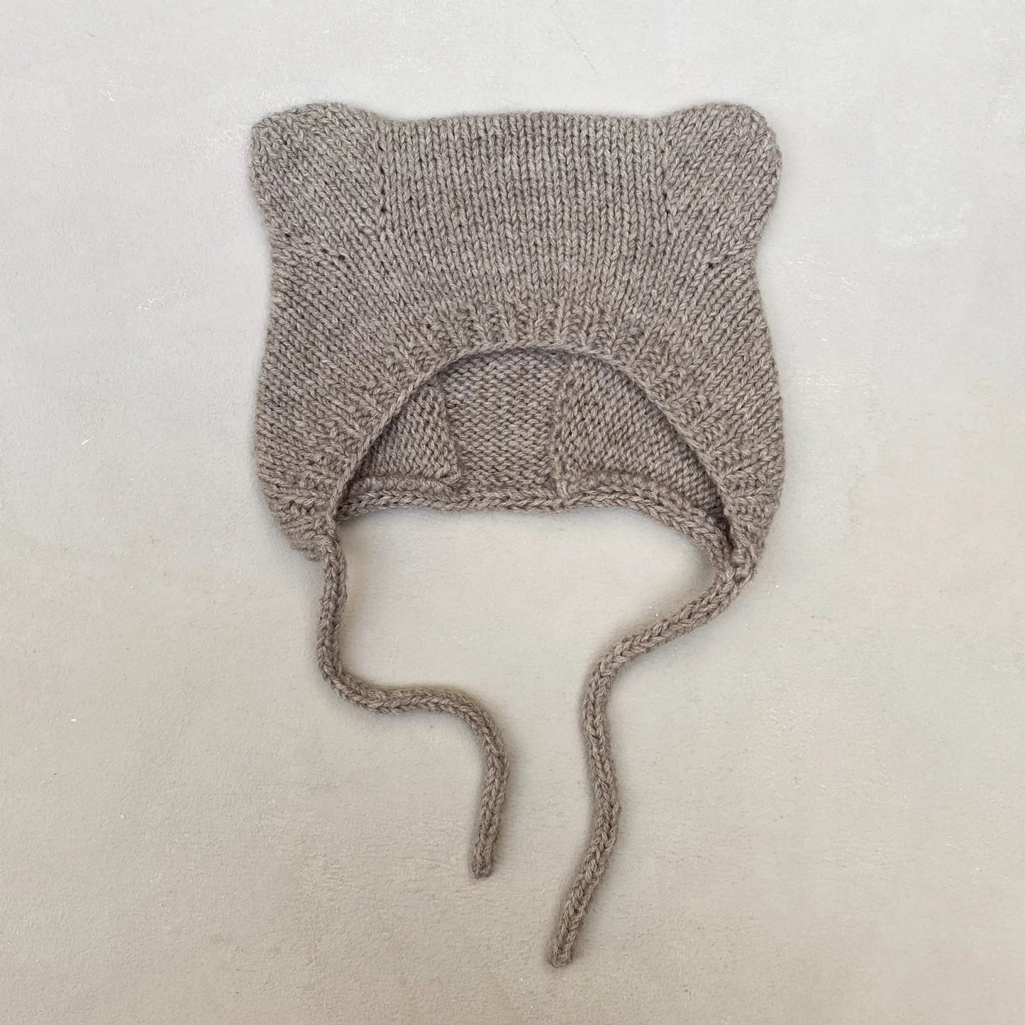 Kuvassa on Knitting for Olive (KFO) Baby Bear Bonnet -neuleohje (pattern).