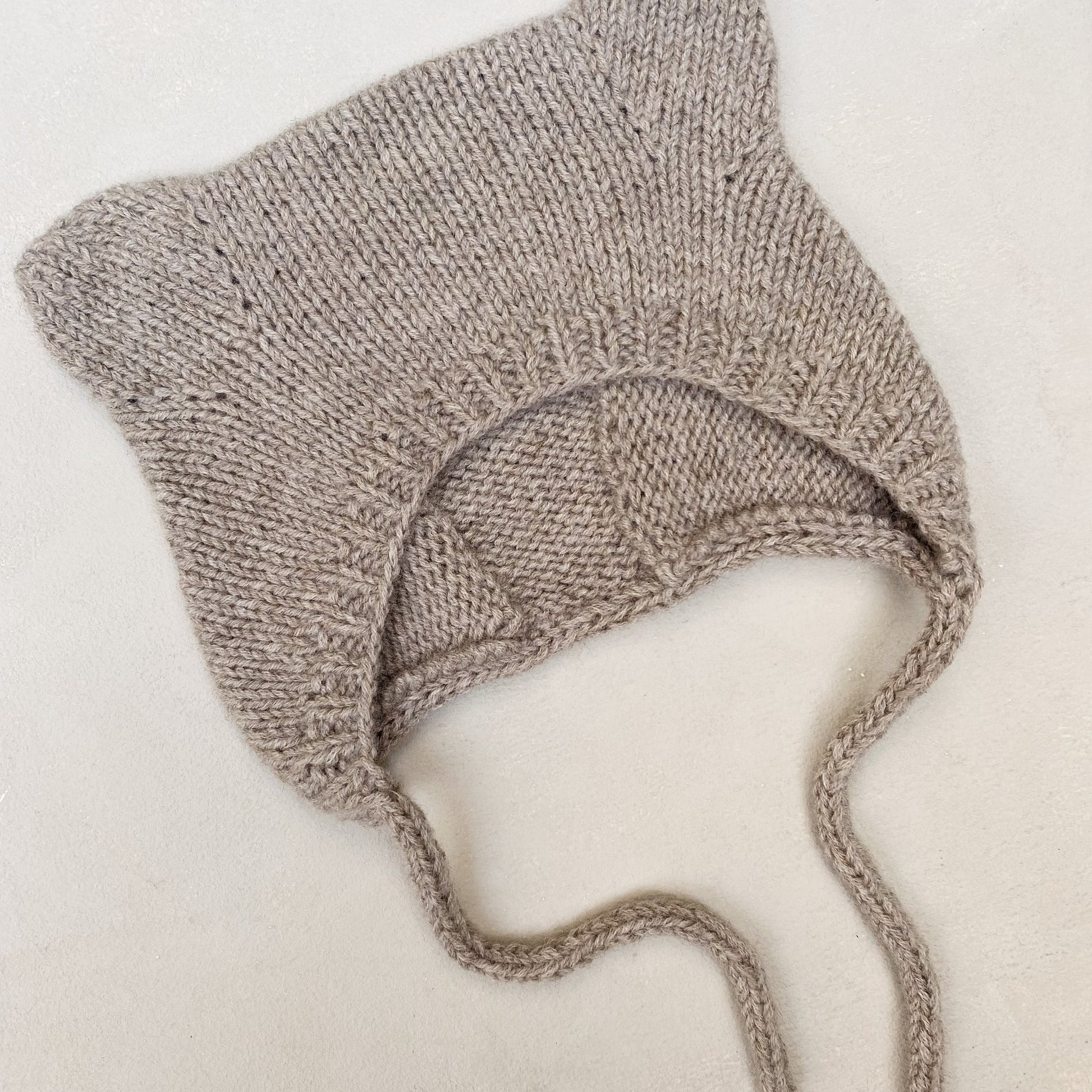 Kuvassa on Knitting for Olive (KFO) Baby Bear Bonnet -neuleohje (pattern).