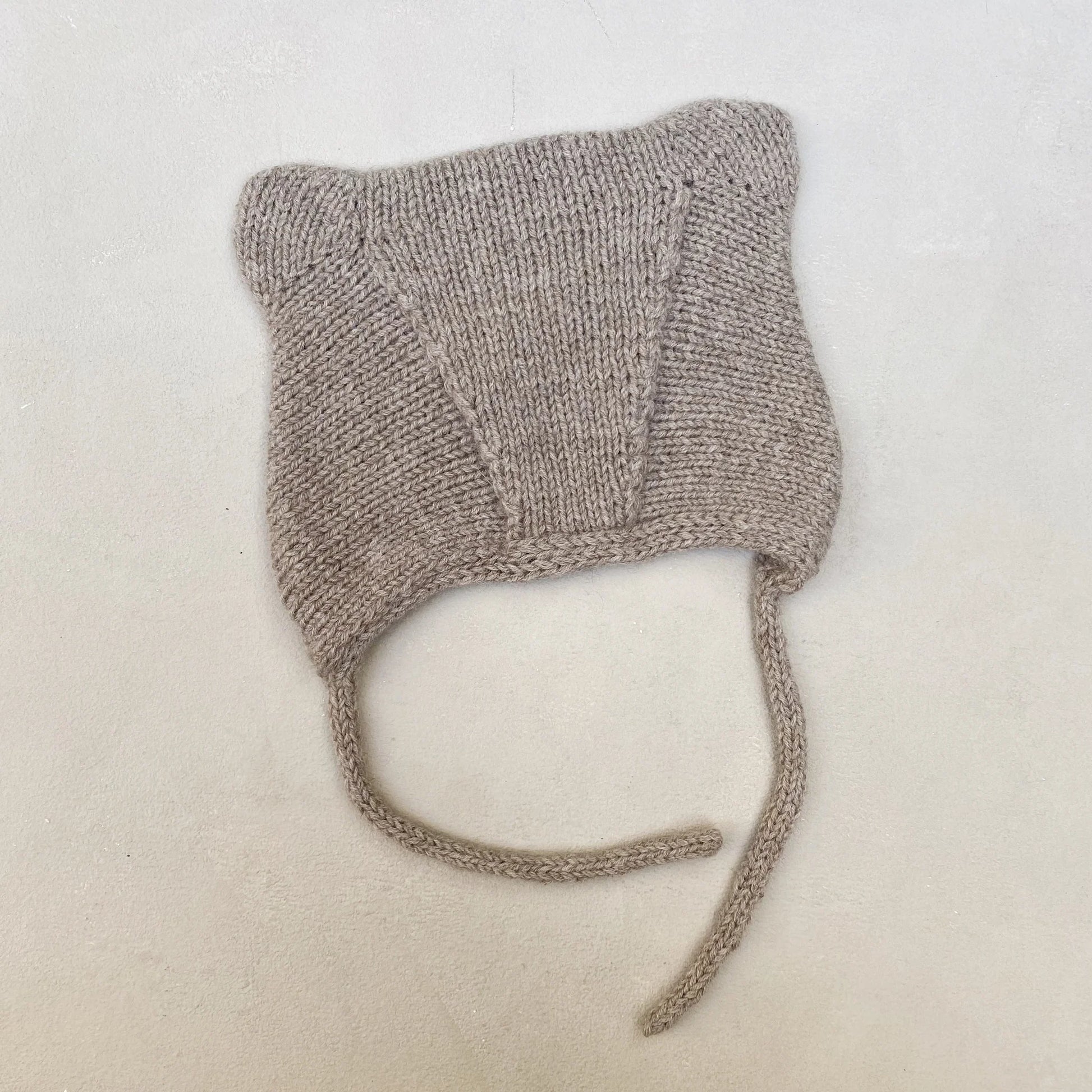 Kuvassa on Knitting for Olive (KFO) Baby Bear Bonnet -neuleohje (pattern).