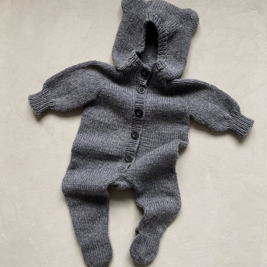 Kuvassa on Knitting for Olive (KFO) Baby Bear Suit -neuleohje (pattern).