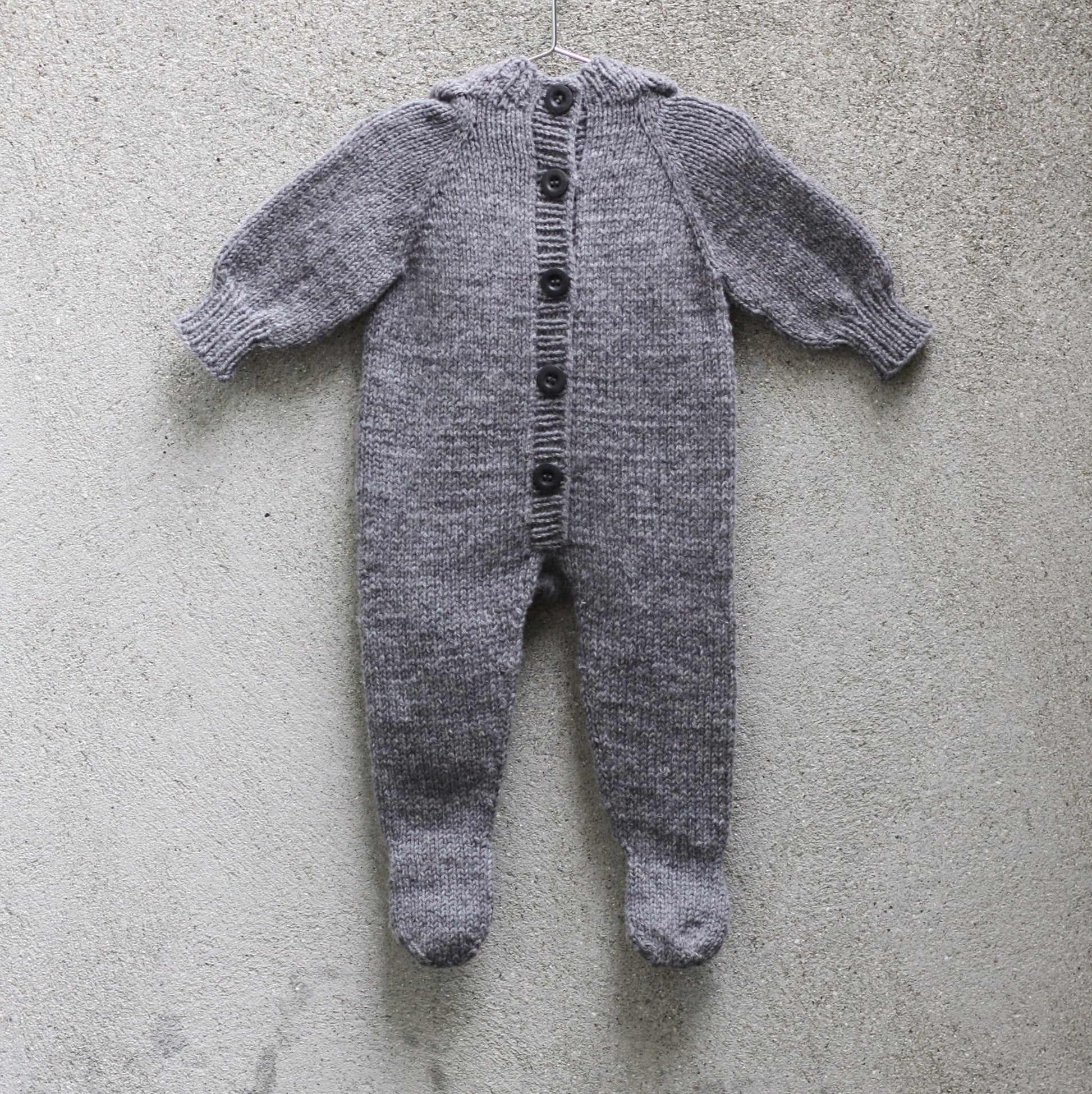 Kuvassa on Knitting for Olive (KFO) Baby Bear Suit -neuleohje (pattern).