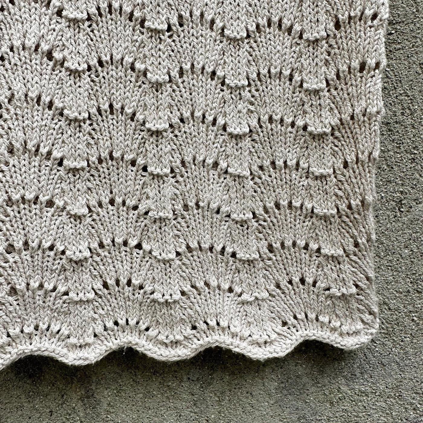 Kuvassa on Knitting for Olive (KFO) Barbroe Top -neuleohje (pattern).