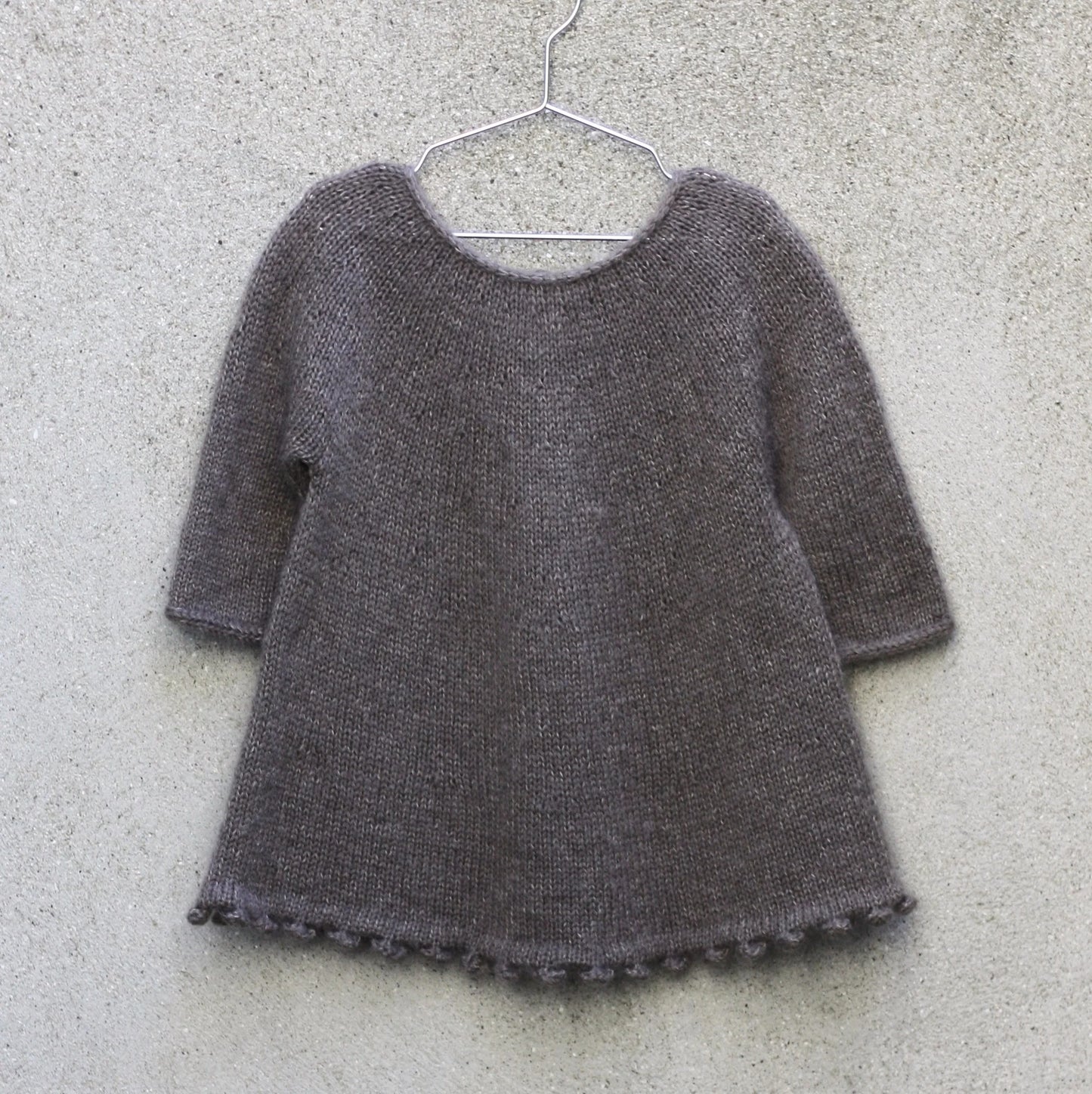Kuvassa on Knitting for Olive (KFO) Bell Blouse -neuleohje (pattern).