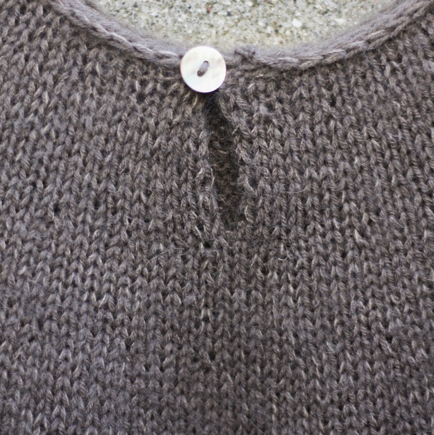 Kuvassa on Knitting for Olive (KFO) Bell Blouse -neuleohje (pattern).