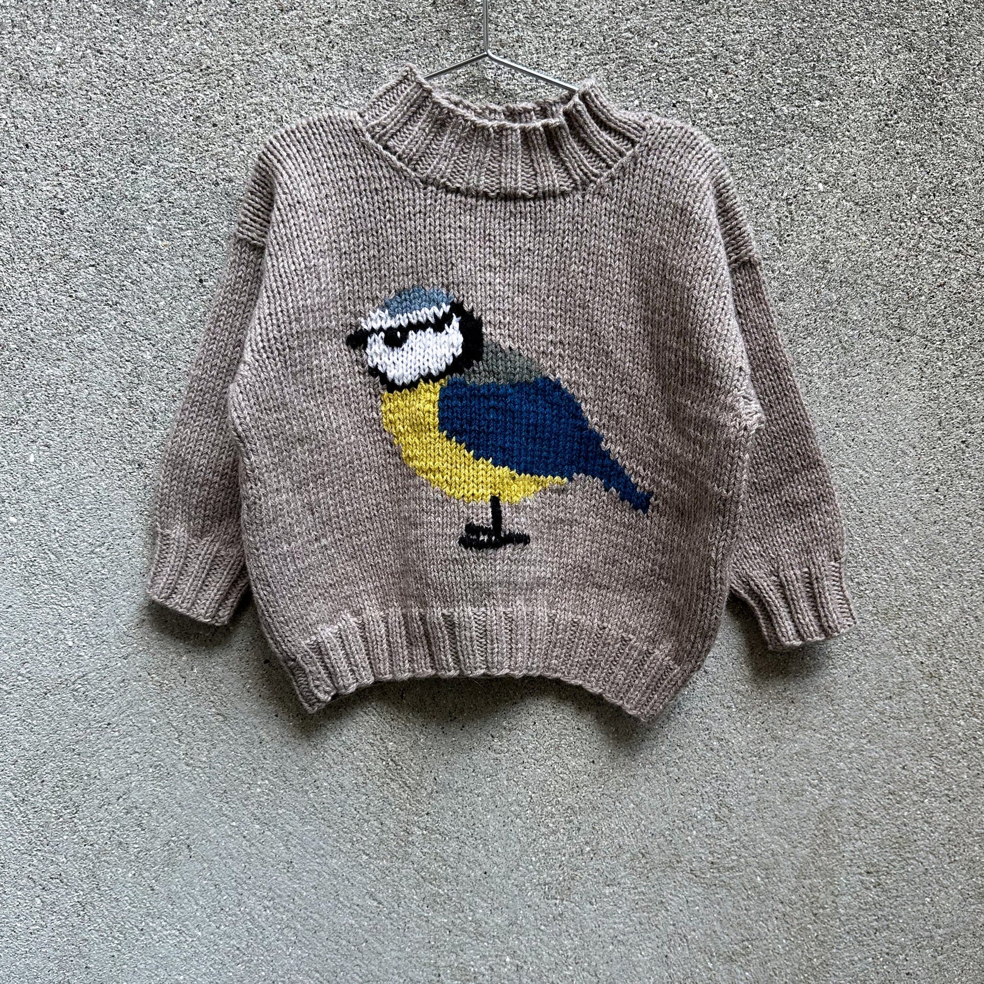 Kuvassa on Knitting for Olive (KFO) Bird Sweater -neuleohje (pattern).