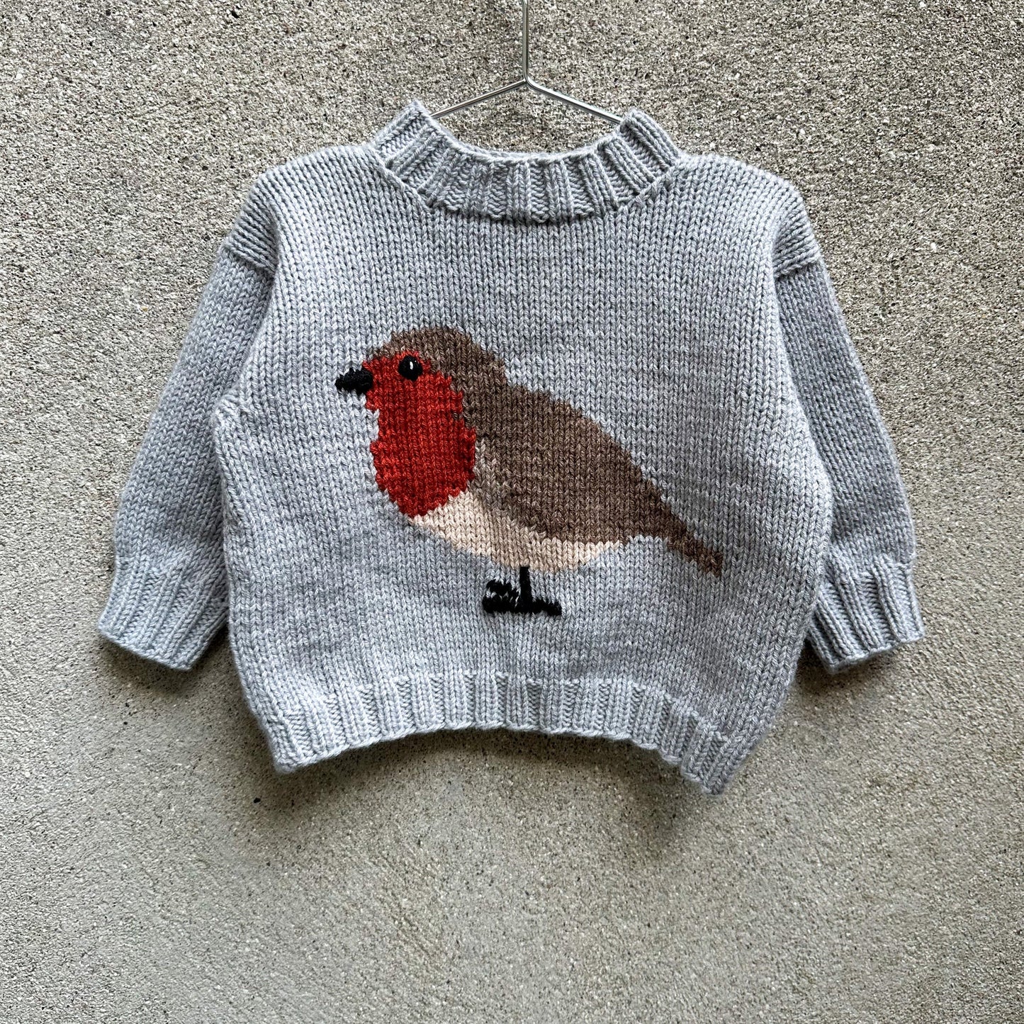 Kuvassa on Knitting for Olive (KFO) Bird Sweater -neuleohje (pattern).