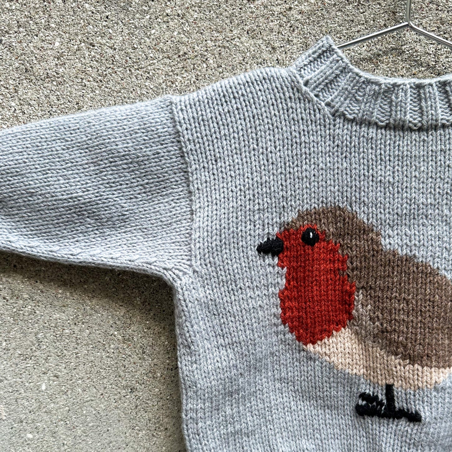 Kuvassa on Knitting for Olive (KFO) Bird Sweater -neuleohje (pattern).