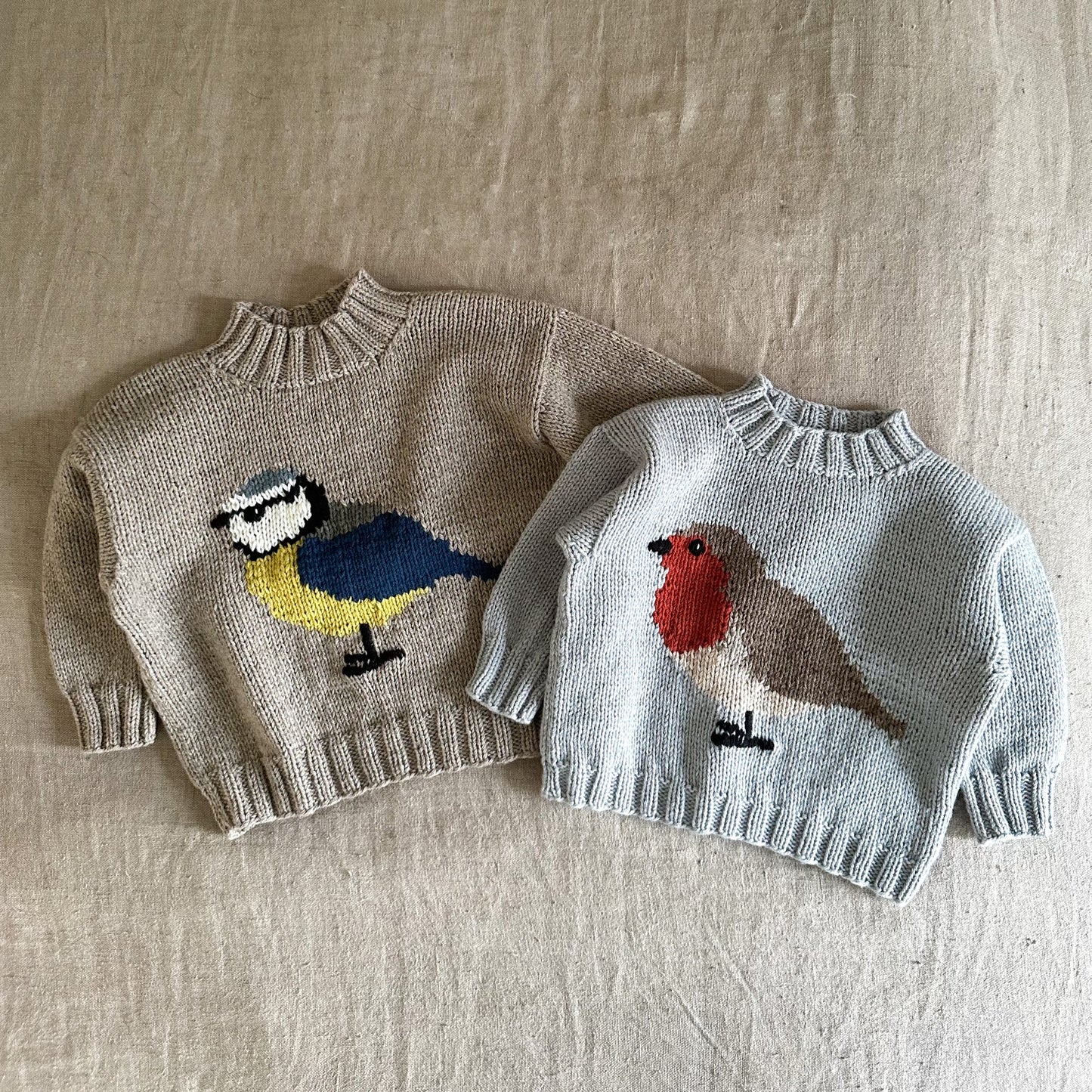 Kuvassa on Knitting for Olive (KFO) Bird Sweater -neuleohje (pattern).